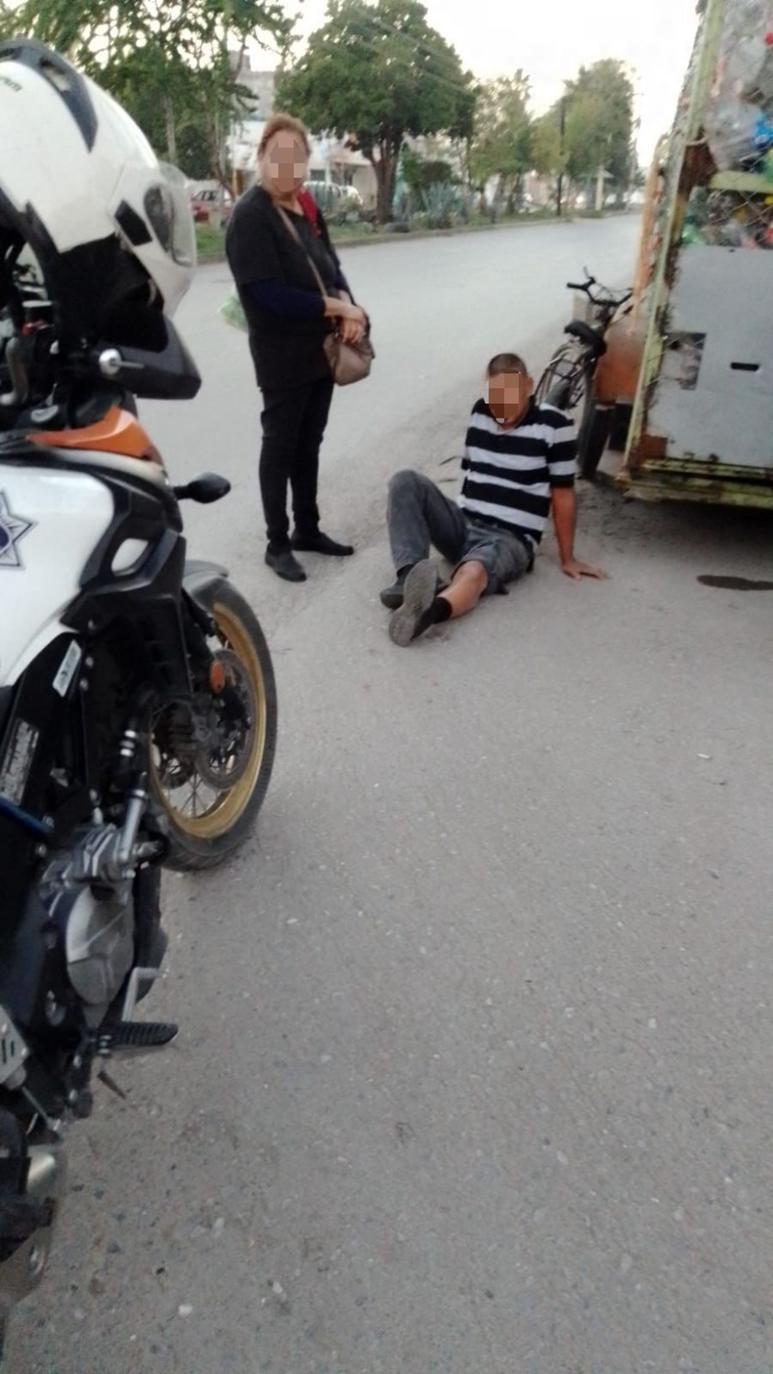 Testigos de los hechos se aproximaron al ciclista para brindarle el auxilio, al mismo tiempo que reportaron lo ocurrido al 911.