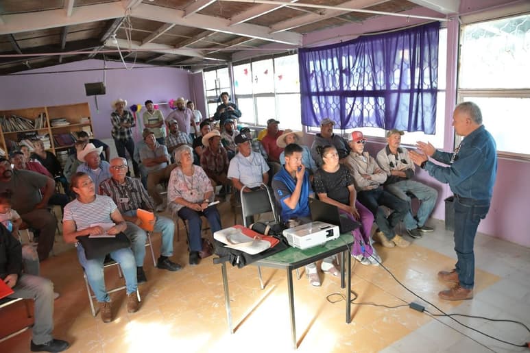 Capacitan a caprinocultores gomezpalatinos en elaboración de alimento para su ganado.