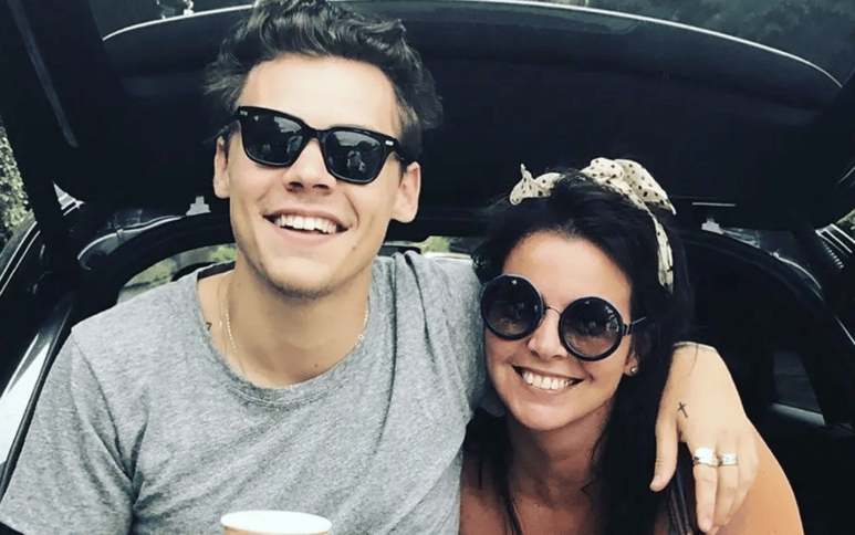 Madre de Harry Styles, molesta con las críticas que su hijo ha recibido por su corte de cabello