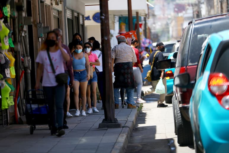 Una de las obligaciones de los conductores es que al llegar a un cruce donde no existan semáforos se deberá transitar de forma alternada. (EL SIGLO DE DURANGO)