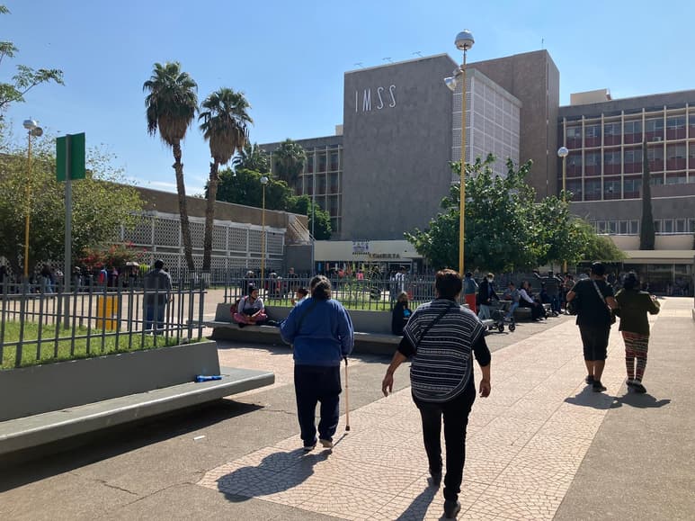 El hombre fue trasladado hasta el área de urgencias de la Clínica número 16 del Instituto Mexicano del Seguro Social.