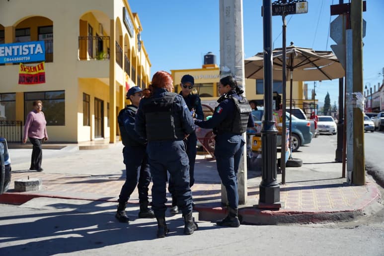 La labor de varios de los oficiales ramosarizpenses está apoyada con el uso de cámaras de solapa. (CORTESÍA)