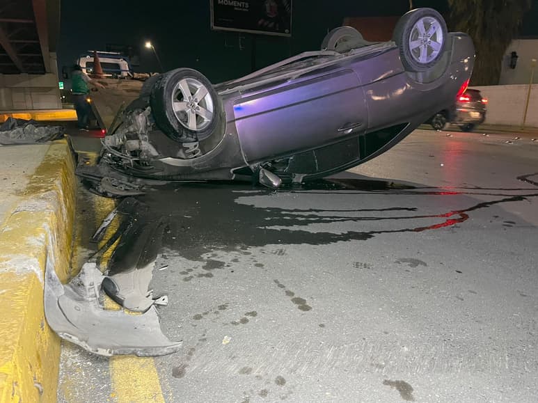 Los hechos se registraron abajo del puente vehicular ubicado entre los bulevares Nazario S. Ortiz Garza y José Musa de León, a la altura de la colonia Saltillo 400, donde Carlos Yoshua de 25 años de edad, a bordo de un Honda Accord.
