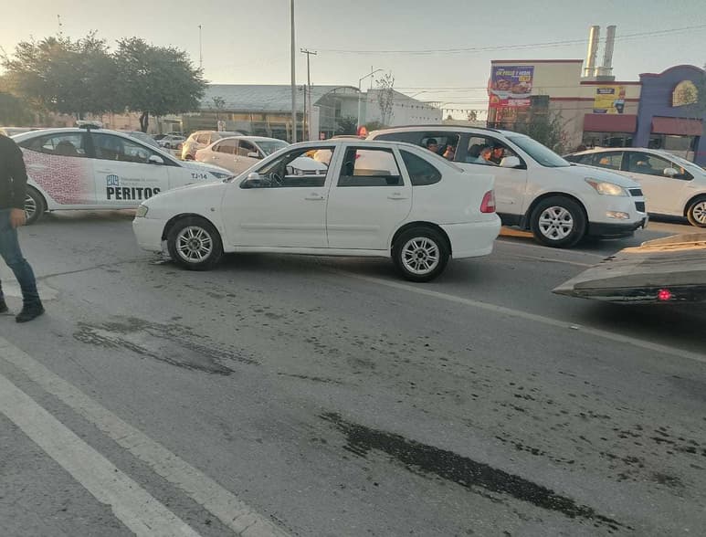 El conductor prefirió subirse al camellón que quedarse sin frenos.