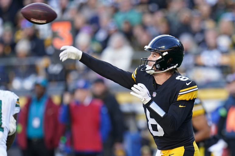 Kenny Pickett no tiene números espectaculares, pero se las ha ingeniado para liderar de buena manera la ofensiva de los Acereros de Pittsburgh. (AP)