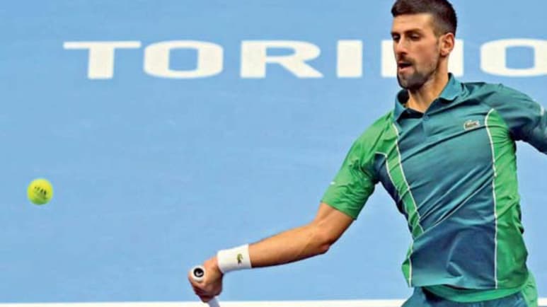 Novak Djokovic en acción ante el español Carlos Alcaraz, en las semifinales del Nitto ATP Finals en Italia. (EFE)