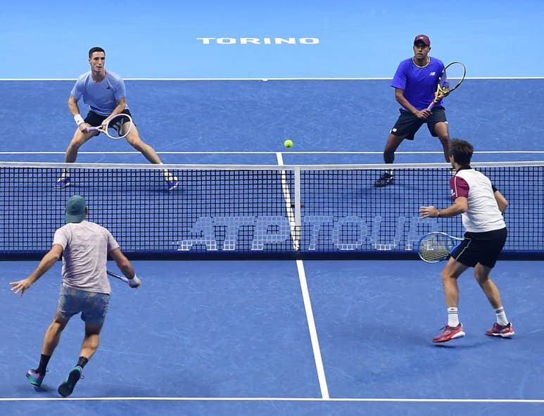 Rajvee Ram y Joe Salisbury en acción frente al mexicano Santiago González y el francés Edouard Roger-Vasselin en el Nitto ATP Finals. (EFE)