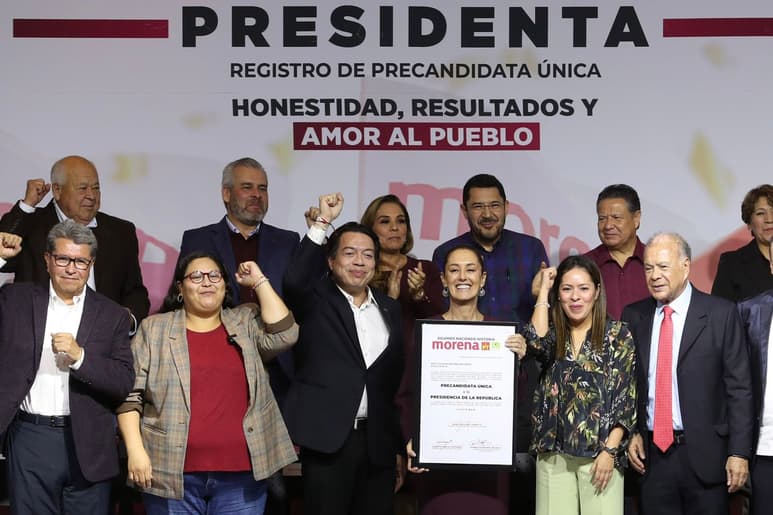De manos del dirigente nacional de Morena, Mario Delgado, Sheinbaum Pardo recibió la constancia como precandidata única para la Presidencia de la República. (ARCHIVO)