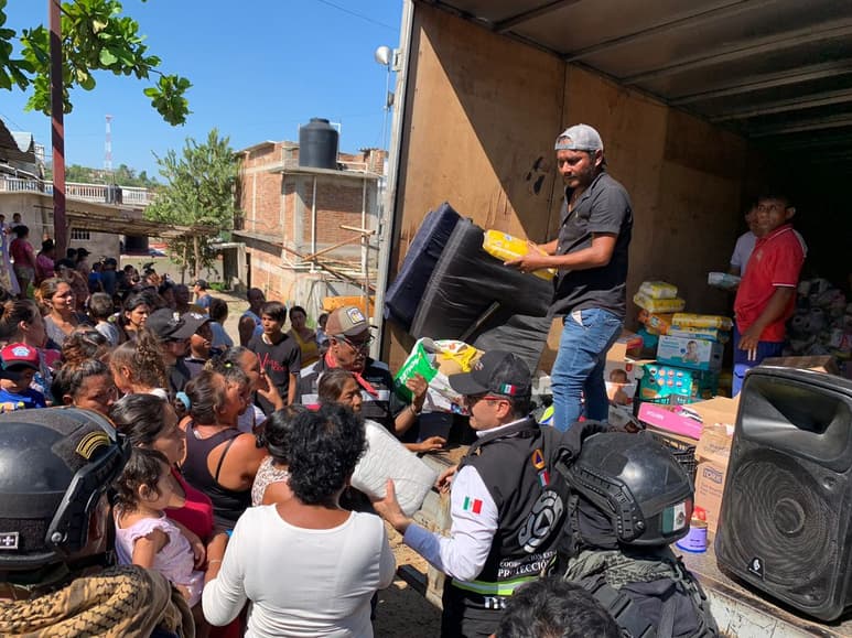 Sobre todo se entregaron alimentos enlatados, artículos de aseo personal, leche para los niños, pañales y otros artículos de primera necesidad. (EL SIGLO DE DURANGO)