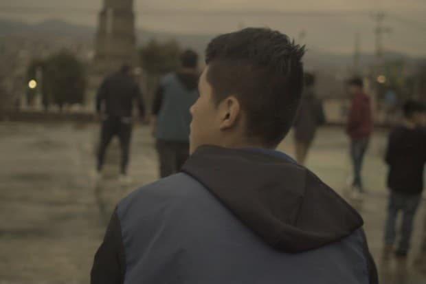 El director mexicano Everardo González nos trae ahora un ejercicio narrativo del documental diferente, Una jauría llamada Ernesto, ejerciendo un criterio importante, durante los testimonios de los jóvenes solo veremos sus nucas y escucharemos voces, ecos de una violencia constante, que se ha incrustado en la sociedad mexicana.