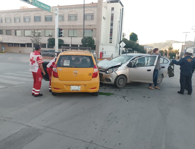 El conductor, que tenía diabetes, fue examinado para controlar sus signos vitales debido al accidente y al dolor de cabeza que experimentaba. (EL SIGLO DE TORREÓN)