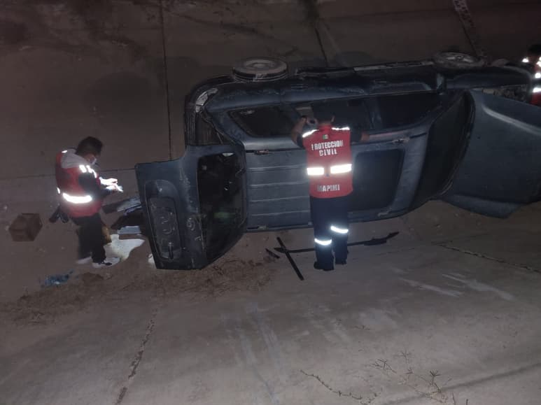 La camioneta siniestrada fue retirada del sitio con la ayuda de una grúa y depositada en un corralón de la ciudad para su resguardo. (EL SIGLO DE TORREÓN)