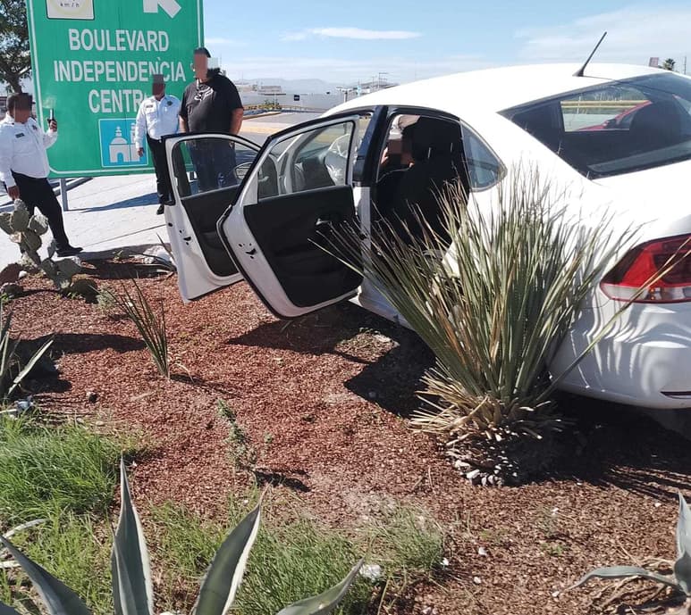 Conductora pierde el control de la unidad en el Nudo Mixteco.
