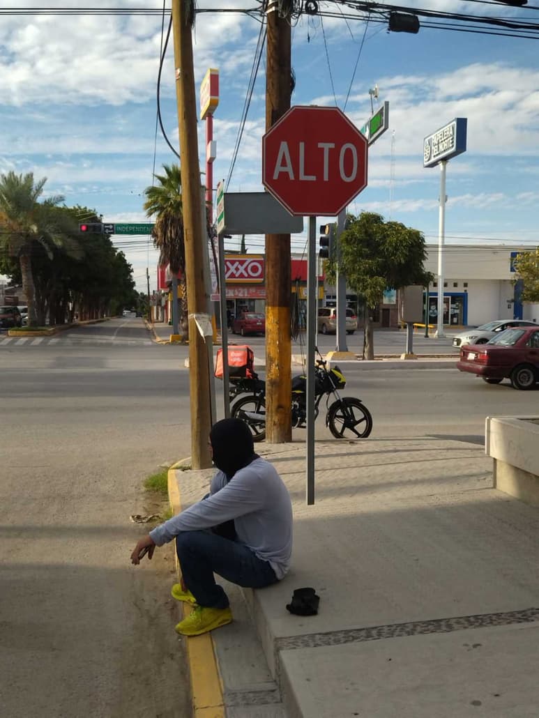 Motociclista es impactado por una camioneta, causándole lesiones leves.