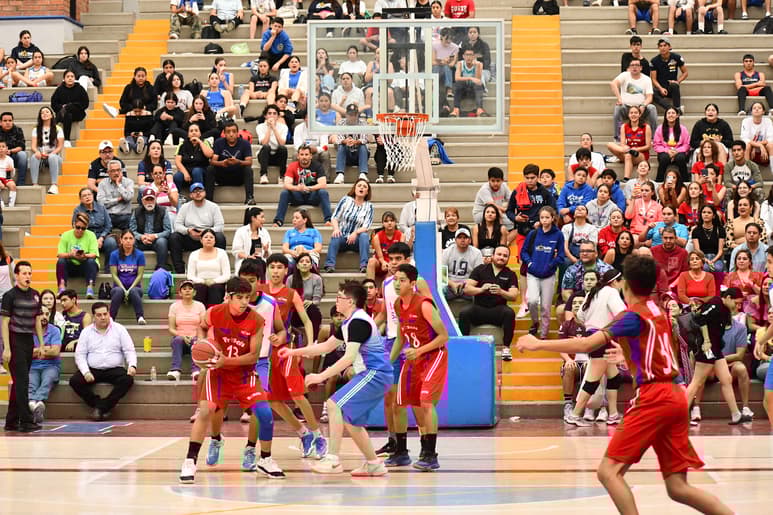 En el Gimnasio Charles Thierry del Francés de la Laguna, se llevaron ayer lunes varias de las finales de baloncesto. (Fotografías de Fernando Compeán)