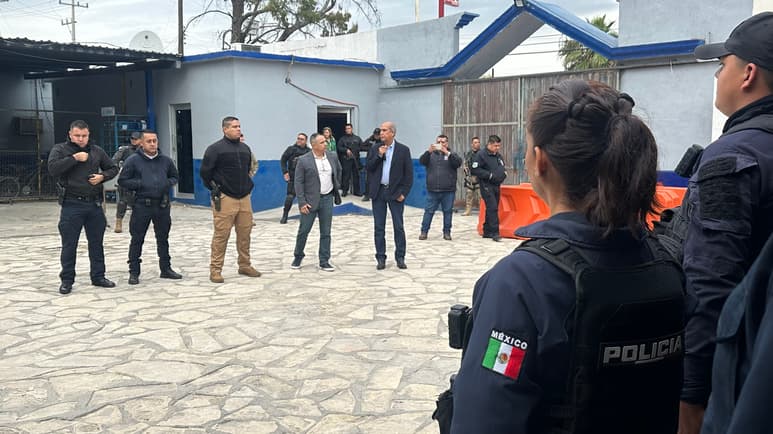 Minutos después de las nueve de la mañana el nuevo director fue presentado ante la fuerza pública por el alcalde en las instalaciones de Seguridad Pública.