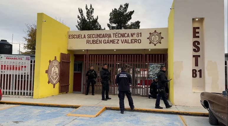 Personal educativo que comenzaba a arribar al plantel para iniciar su jornada laboral fue quien hizo el hallazgo.