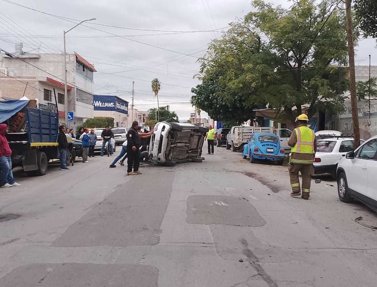 Conductor resulta ileso luego de impactar a tres unidades.