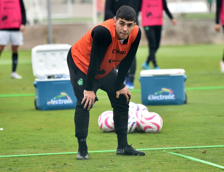 El mejor jugador del Apertura 2023, el argentino Juan Brunetta, intenta llevar a los albiverdes, al segundo encuentro del Play-In.