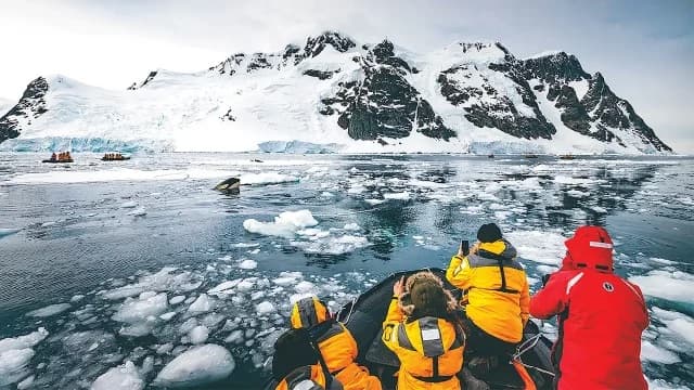 El equipo instaló el equipo básico ineludible para electricidad, telecomunicaciones y las necesidades diarias. (Quark Expeditions)