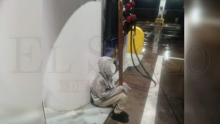 El niño vendía enmielados de manzana y soportaba las bajas temperaturas registradas en Durango.