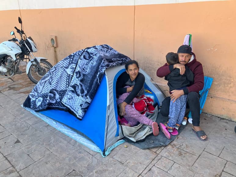 La familia de Dairo, pasa el día entero en una casa de campaña que instalaron a las afueras del área de Urgencias del Hospital General, ubicado a espaldas del Manto de la Virgen de Torreón.