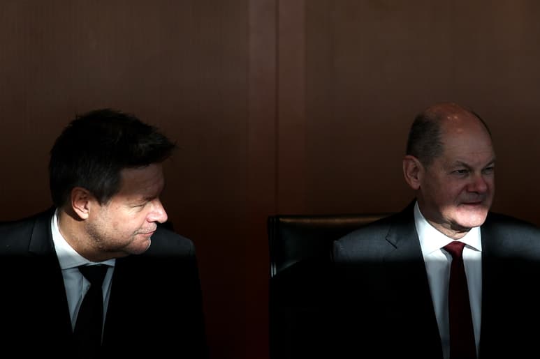 Otra variante, más difícil formalmente, sería que Scholz pidiera un voto de confianza al parlamento para perderlo y forzar nuevas elecciones. (ARCHIVO)