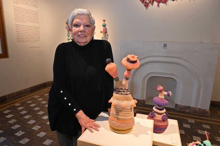 La galería del Centro de las Artes del Norte (CAN) se ha convertido en un paraje desértico, donde la flora y fauna endémicas de La Laguna son representadas a través de esculturas de estambre. Rowena Morales es la autora de Tierra Yerma, una exposición que, como su ficha lo dice, resuena como territorio perdido, pero también como testigo de resilencia y adaptación en condiciones extremas.