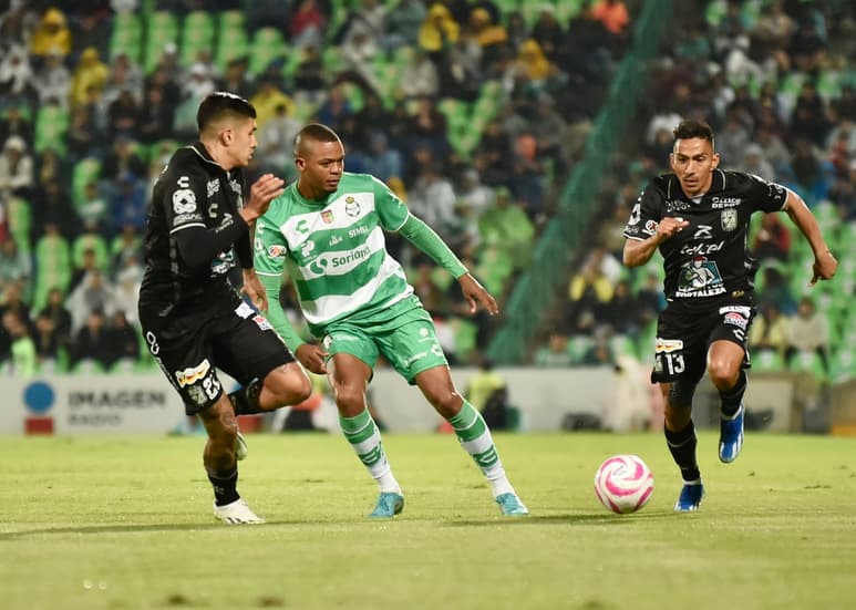 En la campaña regular, León derrotó 2-0 a los laguneros en el Corona, quienes jugaron con 10 hombres a partir del minuto 13, luego de la expulsión del zaguero ecuatoriano Félix Torres.