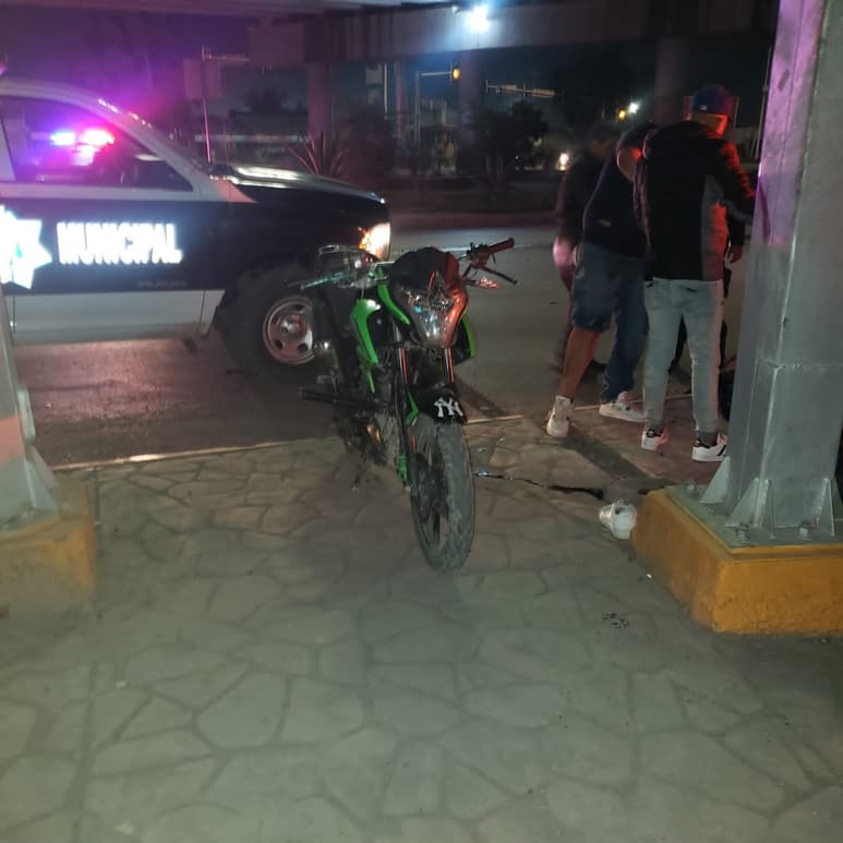 Los jóvenes lesionados viajaban a bordo de una motocicleta de la marca Italika de color verde con negro.