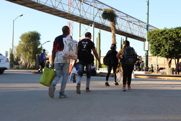 Migrantes acceden a ocupar los albergues por poco tiempo, ante el temor de que los deporten. (EL SIGLO DE TORREÓN)