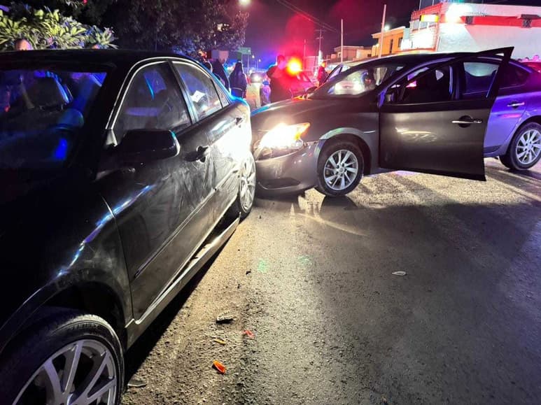 El vehículo Versa se impactó contra un Mazda estacionado.