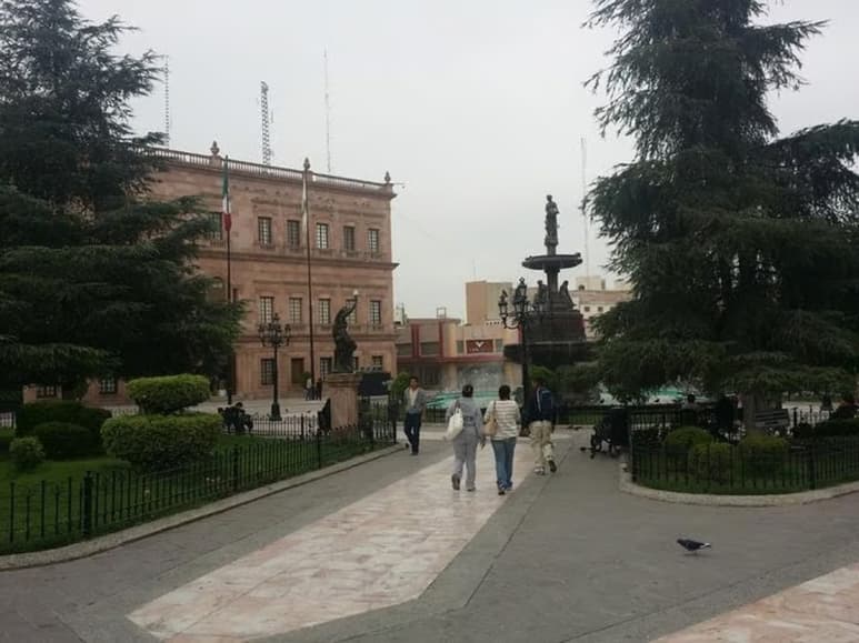 Durante el cierre de la plaza, maestros que estaban en protesta pacífica fueron desalojados por la fuerza.