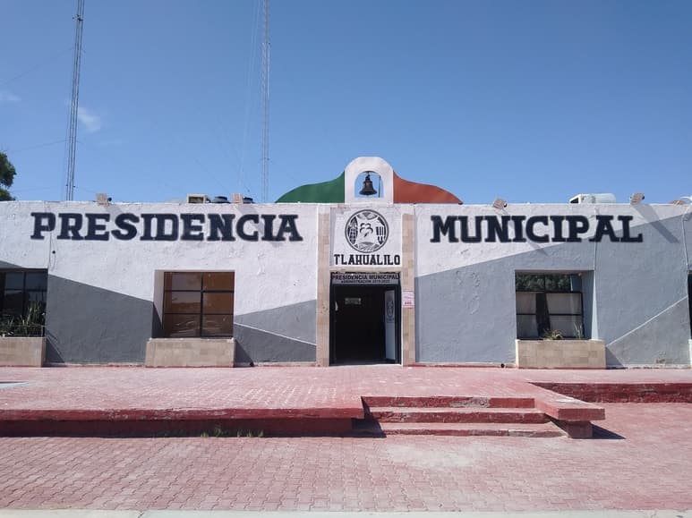 En esta ocasión fueron regidores, la Síndica Municipal y el Secretario del Ayuntamiento de Tlahualilo, quienes acudieron al recinto legislativo. (EL SIGLO DE DURANGO)