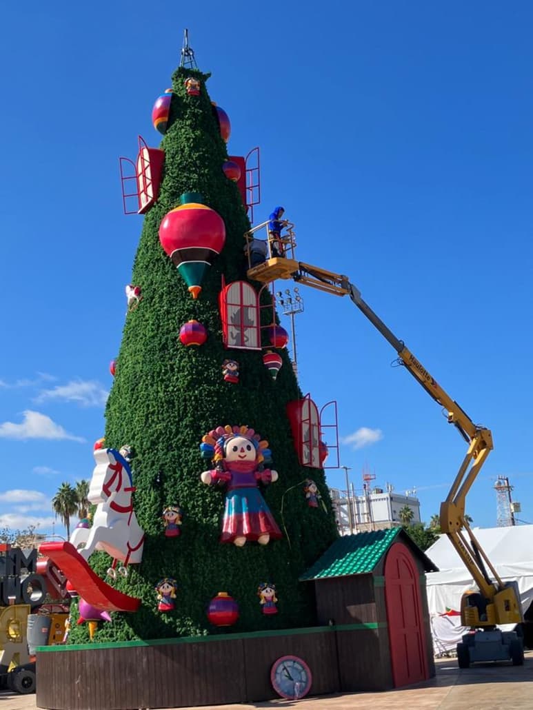 Esta semana concluirá la instalación de adornos e iluminación navideña en la ciudad.