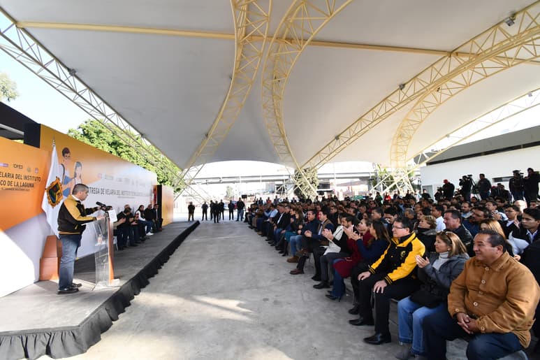 Alumnos y maestros del Tec Laguna despidieron con mariachis al gobernador Miguel Riquelme, quien entregó una velaria. (FERNANDO COMPEÁN)