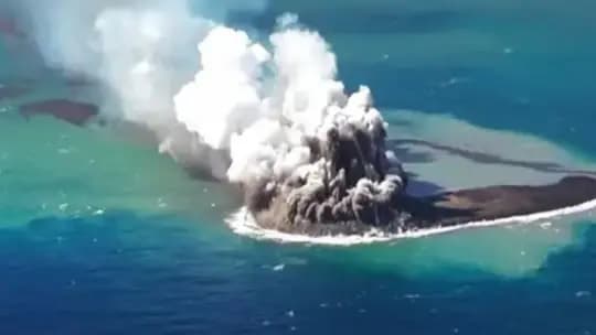 Ceniza volcánica y arena son arrojadas al aire cada pocos minutos y sigue elevándose vapor de agua. (ESPECIAL)