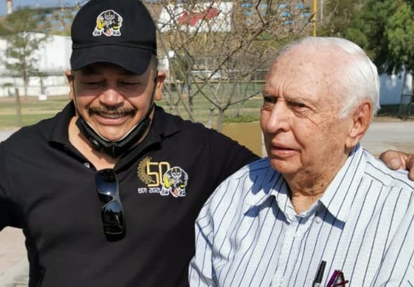 La Hermandad Gatos Negros del Instituto Tecnológico de La Laguna y en general, el futbol americano de la Comarca Lagunera y del estado de Coahuila, se encuentran de luto, pues falleció el profesor Rogelio Valdes Sánchez, uno de los pioneros de este deporte en la región.
