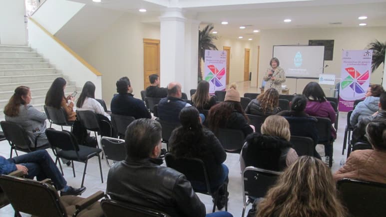 La exposición del tema estuvo a cargo de la maestra Laura Martínez Rivera y la doctora Juana María Peña Lara. (Foto: ISABEL AMPUDIA / EL SIGLO COAHUILA)
