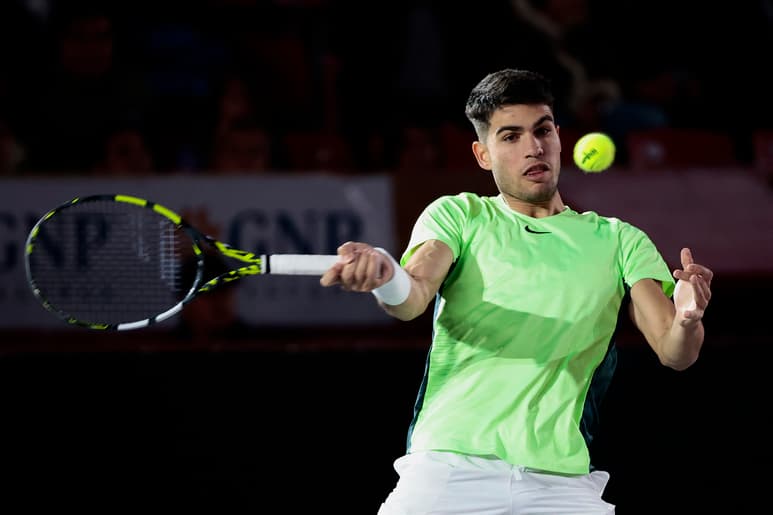 Carlos Alcaraz se impuso 7-6, 6-3 a Tommy Paul en juego de exhibición.