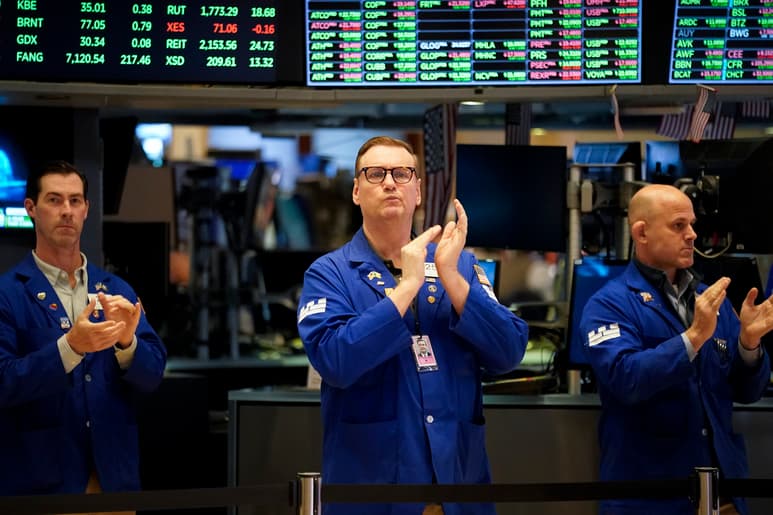 Entre los 30 valores del Dow Jones destacaban las subidas de Salesforce (8.71 %) y Walt Disney (1.07 %), mientras que las mayores pérdidas eran para Walgreens (-1.13 %) y Merck (-0.61 %) (ARCHIVO)