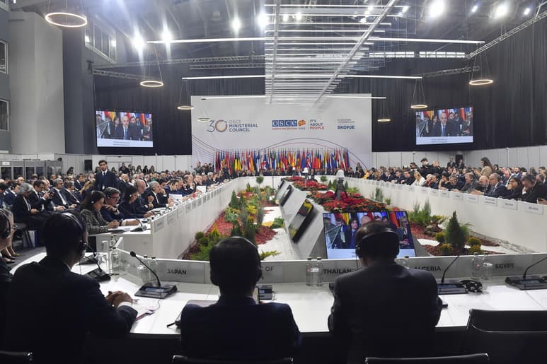 Lavrov no pudo participar en el Consejo del año pasado por la negativa de Polonia, que ocupaba entonces la presidencia de turno de la OSCE, de permitirle la entrada a su territorio.(GEORGI LICOVSKI / EFE)