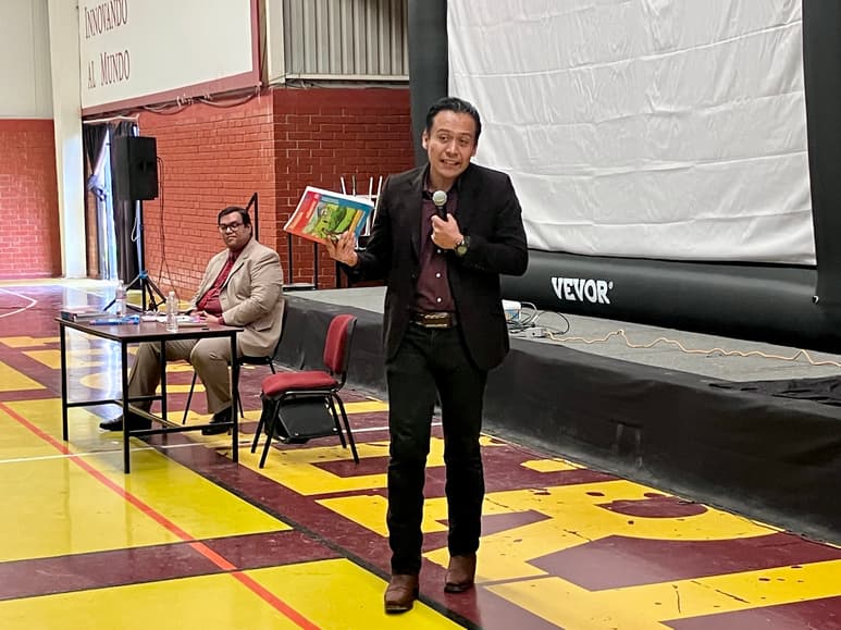 El funcionario comentó que con los materiales de “Coahuila Educa” que adquirió el estado con recursos propios, causará algunas afectaciones. (Foto: ANGÉLICA SANDOVAL / EL SIGLO DE TORREÓN)