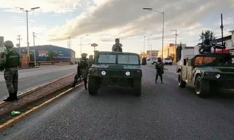 En las primeras versiones se ha mencionado que el ataque armado ocurrió cuando el jefe policiaco viajaba en una de las patrullas. (EL UNIVERSAL)