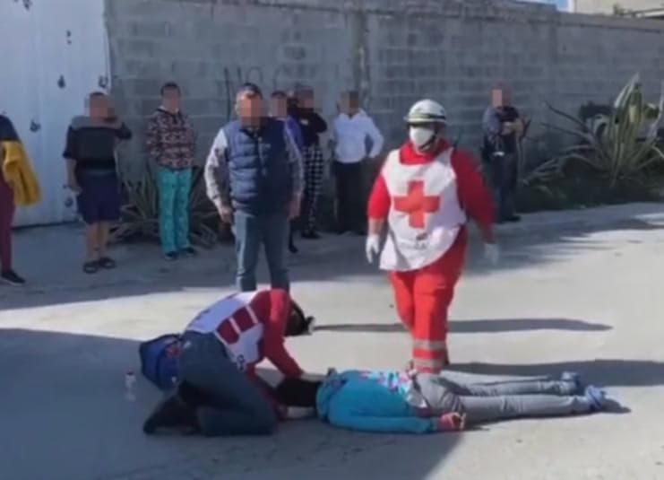Quienes presenciaron el accidente pidieron la presencia de paramédicos. (EL SIGLO DE TORREÓN)