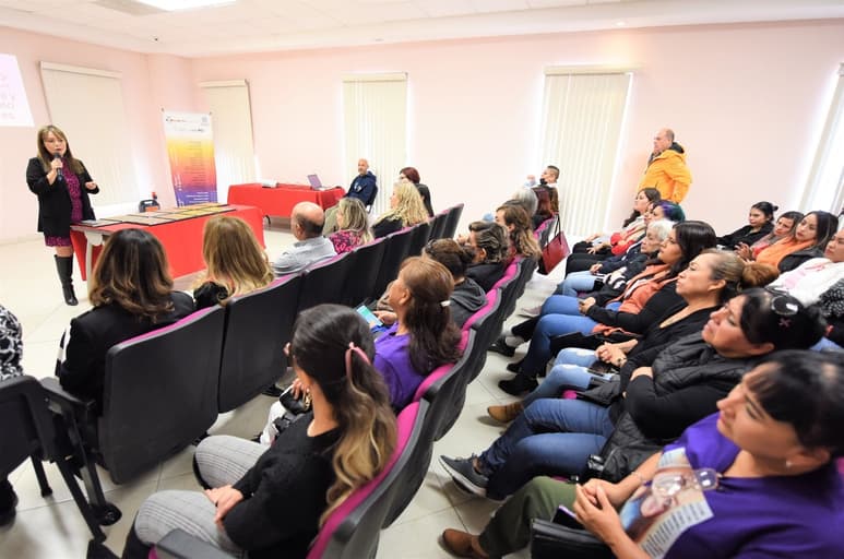 Entrega CJEM reconocimiento a la Secretaria del Ayuntamiento de Torreón, Natalia Fernández.