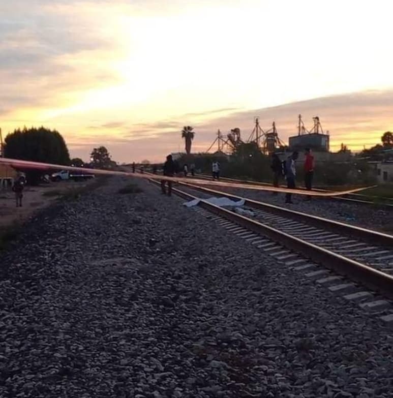 El hallazgo se realizó en medio de las vías del tren que pasa entre las colonias Montemayor y 2 de Marzo.