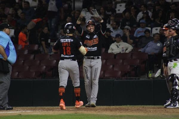 Los Naranjeros de Hermosillo se impusieron este jueves por pizarra de 4-2 a los Tomateros de Culiacán en el estadio que lleva su nombre, para quedarse con la tercera edición del Clásico de LMP.