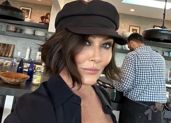 Shannen Doherty, la actriz de Beverly Hills, 90210, enfrenta el cáncer con valentía y esperanza porque quiere 'seguir viva'; con 52 años, reconoce que aún tiene muchas cosas por hacer y valora mucho cada segundo en el que puede respirar.
