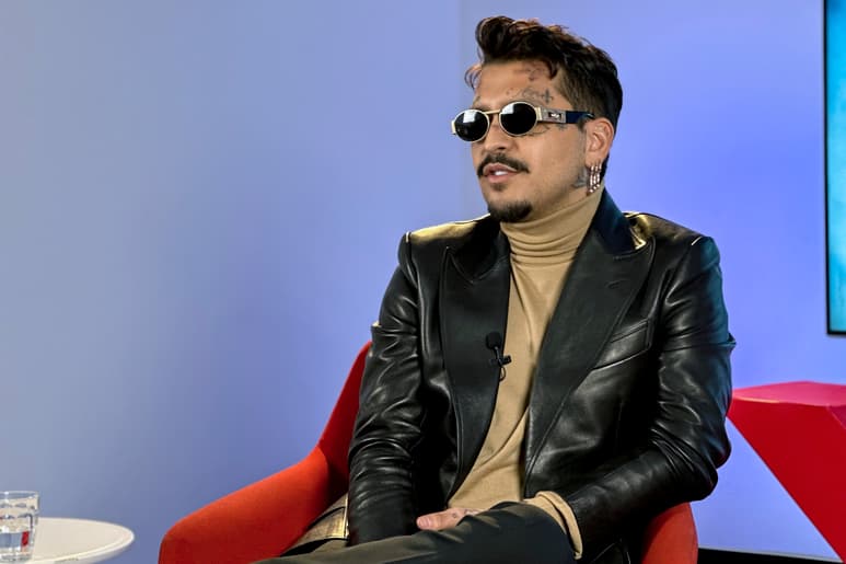 'Me gusta hacer música para que la gente no se sienta sola', asegura en una entrevista con EFE el mexicano Christian Nodal, representante del género 'mariacheño', con motivo de la presentación en la Fundación Casa de México de Madrid de su gira por España en 2024. EFE/Ailén Desireé Montes